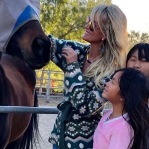 Laeticia Hallyday  s'est rendue avec ses filles Jade et Joy, Jean-Claude Sindres, Christina et Sylviane la nounou au ranch de Castle Rock à Simi Valley pour venir en aide aux animaux secourus lors des incendies meurtriers en Californie. Instagram le 11 novembre 2018. 