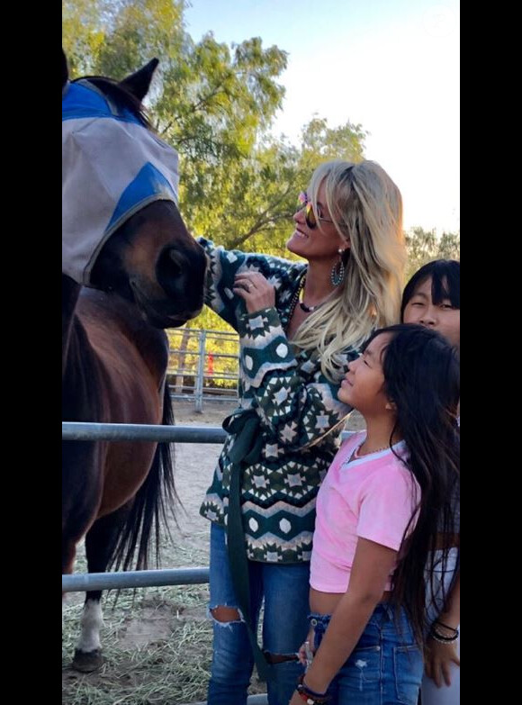 Laeticia Hallyday  s'est rendue avec ses filles Jade et Joy, Jean-Claude Sindres, Christina et Sylviane la nounou au ranch de Castle Rock à Simi Valley pour venir en aide aux animaux secourus lors des incendies meurtriers en Californie. Instagram le 11 novembre 2018. 