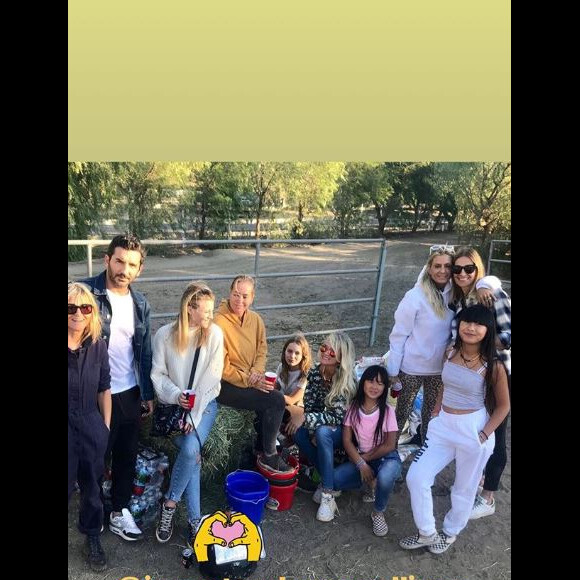 Laeticia Hallyday  s'est rendue avec ses filles Jade et Joy, Jean-Claude Sindres, Christina et Sylviane la nounou au ranch de Castle Rock à Simi Valley pour venir en aide aux animaux secourus lors des incendies meurtriers en Californie. Instagram le 11 novembre 2018. 