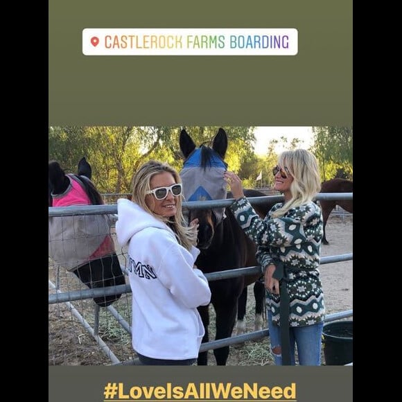 Laeticia Hallyday  s'est rendue avec ses filles Jade et Joy, Jean-Claude Sindres, Christina et Sylviane la nounou au ranch de Castle Rock à Simi Valley pour venir en aide aux animaux secourus lors des incendies meurtriers en Californie. Instagram le 11 novembre 2018. 