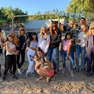 Laeticia Hallyday  s'est rendue avec ses filles Jade et Joy, Jean-Claude Sindres, Christina et Sylviane la nounou au ranch de Castle Rock à Simi Valley pour venir en aide aux animaux secourus lors des incendies meurtriers en Californie. Instagram le 11 novembre 2018. 