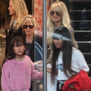 Laeticia Hallyday, ses filles Jade et Joy et son amie Sylviane Destaillats (nounou de Jade et Joy) à la boutique Montaigne Market à Paris le 9 octobre 2018.