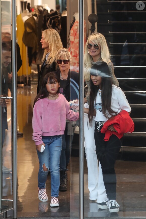 Laeticia Hallyday, ses filles Jade et Joy et son amie Sylviane Destaillats (nounou de Jade et Joy) à la boutique Montaigne Market à Paris le 9 octobre 2018.