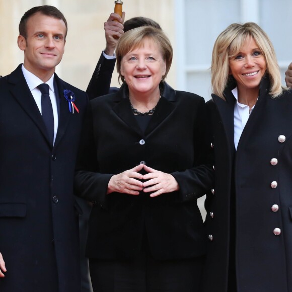 Le président de la République française Emmanuel Macron, sa femme la Première Dame Brigitte Macron (Trogneux) et la chancelière fédéral d'Allemagne Angela Merkel - Le président de la République française et sa femme la Première Dame reçoivent les présidents avant la cérémonie du Centenaire de l'Armistice de la Première Guerre Mondiale, au palais de l'Elysée à Paris, France, le 11 novembre 2018. © Stéphane Lemouton/Bestimage