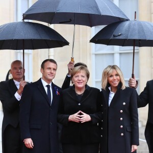 Le président de la République française Emmanuel Macron, sa femme la Première Dame Brigitte Macron (Trogneux) et la chancelière fédéral d'Allemagne Angela Merkel - Le président de la République française et sa femme la Première Dame reçoivent les présidents avant la cérémonie du Centenaire de l'Armistice de la Première Guerre Mondiale, au palais de l'Elysée à Paris, France, le 11 novembre 2018. © Stéphane Lemouton/Bestimage