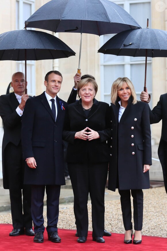 Le président de la République française Emmanuel Macron, sa femme la Première Dame Brigitte Macron (Trogneux) et la chancelière fédéral d'Allemagne Angela Merkel - Le président de la République française et sa femme la Première Dame reçoivent les présidents avant la cérémonie du Centenaire de l'Armistice de la Première Guerre Mondiale, au palais de l'Elysée à Paris, France, le 11 novembre 2018. © Stéphane Lemouton/Bestimage
