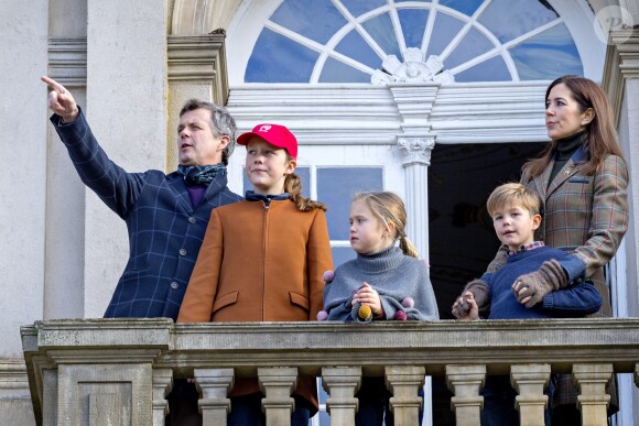 Le prince Frederik et la princesse Mary de Danemark ont assisté avec trois de leurs enfants, Isabella, Vincent et Joséphine, à la chasse Hubertus, une course équestre, le 4 novembre 2018 au pavillon de chasse Hermitage à Kongens.
