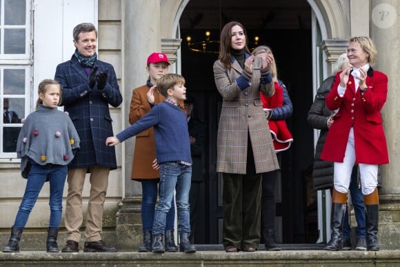 Le prince Frederik et la princesse Mary de Danemark ont assisté avec trois de leurs enfants, Isabella, Vincent et Joséphine, à la chasse Hubertus, une course équestre, le 4 novembre 2018 au pavillon de chasse Hermitage à Kongens.