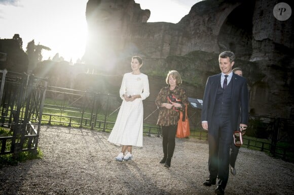 Le prince Frederik et la princesse Mary de Danemark ont visité les Thermes de Caracalla à Rome en Italie le 6 novembre 2018.