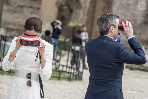 Le prince Frederik et la princesse Mary de Danemark ont visité les Thermes de Caracalla à Rome en Italie le 6 novembre 2018.