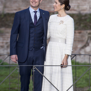 Le prince Frederik et la princesse Mary de Danemark ont visité les Thermes de Caracalla à Rome en Italie le 6 novembre 2018.