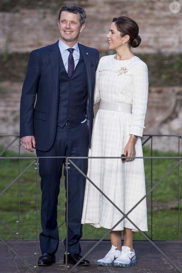 Le prince Frederik et la princesse Mary de Danemark ont visité les Thermes de Caracalla à Rome en Italie le 6 novembre 2018.