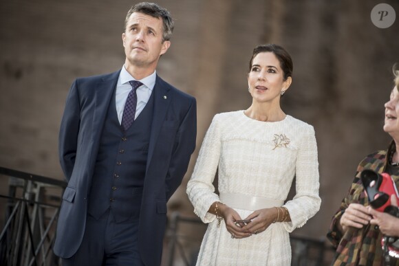Le prince Frederik et la princesse Mary de Danemark ont visité les Thermes de Caracalla à Rome en Italie le 6 novembre 2018.