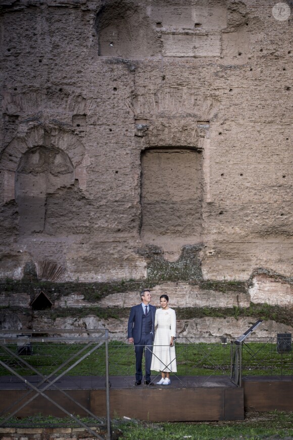 Le prince Frederik et la princesse Mary de Danemark ont visité les Thermes de Caracalla à Rome en Italie le 6 novembre 2018.