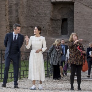 Le prince Frederik et la princesse Mary de Danemark ont visité les Thermes de Caracalla à Rome en Italie le 6 novembre 2018.