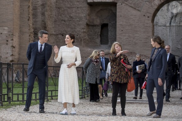Le prince Frederik et la princesse Mary de Danemark ont visité les Thermes de Caracalla à Rome en Italie le 6 novembre 2018.