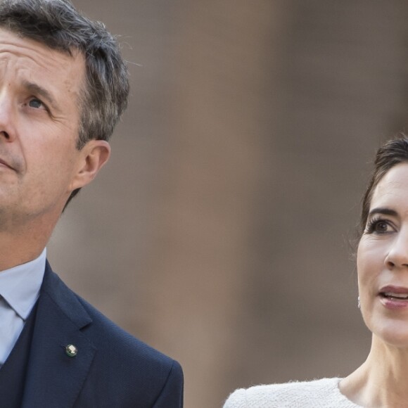 Le prince Frederik et la princesse Mary de Danemark ont visité les Thermes de Caracalla à Rome en Italie le 6 novembre 2018.