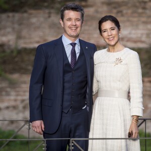 Le prince Frederik et la princesse Mary de Danemark ont visité les Thermes de Caracalla à Rome en Italie le 6 novembre 2018.