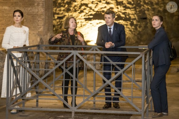 Le prince Frederik et la princesse Mary de Danemark ont visité les Thermes de Caracalla à Rome en Italie le 6 novembre 2018.