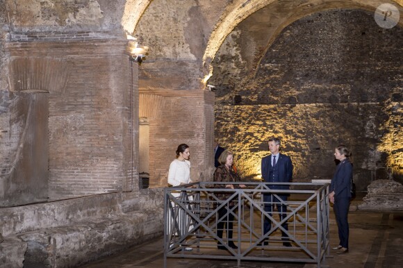 Le prince Frederik et la princesse Mary de Danemark ont visité les Thermes de Caracalla à Rome en Italie le 6 novembre 2018.