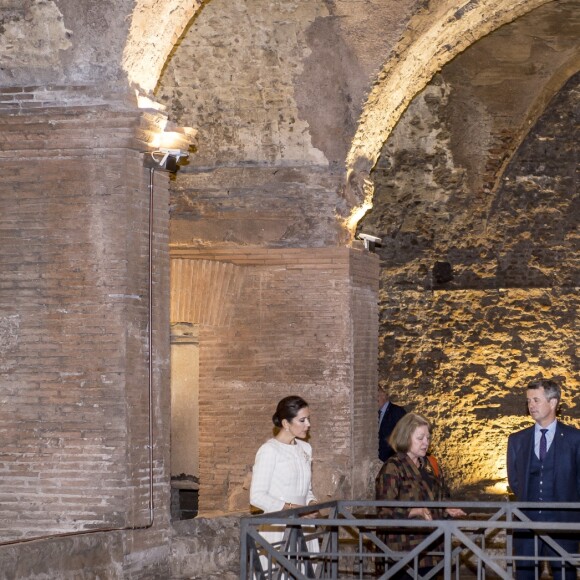 Le prince Frederik et la princesse Mary de Danemark ont visité les Thermes de Caracalla à Rome en Italie le 6 novembre 2018.