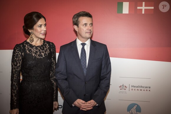 Le prince Frederik et la princesse Mary de Danemark ont pris part à l'hôtel Waldorf Astoria de Rome à un dîner officiel avec les 36 chefs d'entreprise qui les accompagnaient dans leur visite officielle à Rome, le 7 novembre 2018.