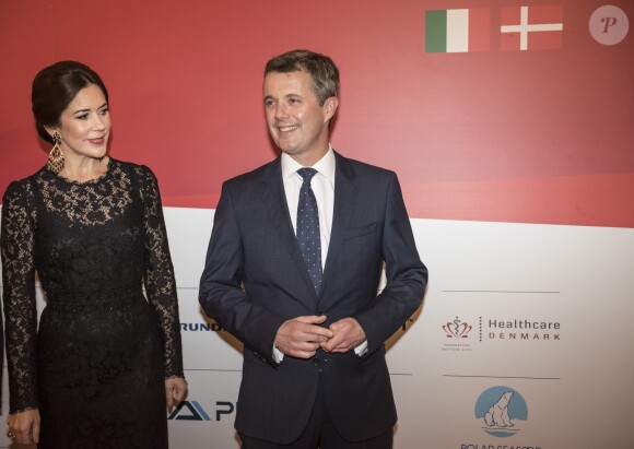 Le prince Frederik et la princesse Mary de Danemark ont pris part à l'hôtel Waldorf Astoria de Rome à un dîner officiel avec les 36 chefs d'entreprise qui les accompagnaient dans leur visite officielle à Rome, le 7 novembre 2018.