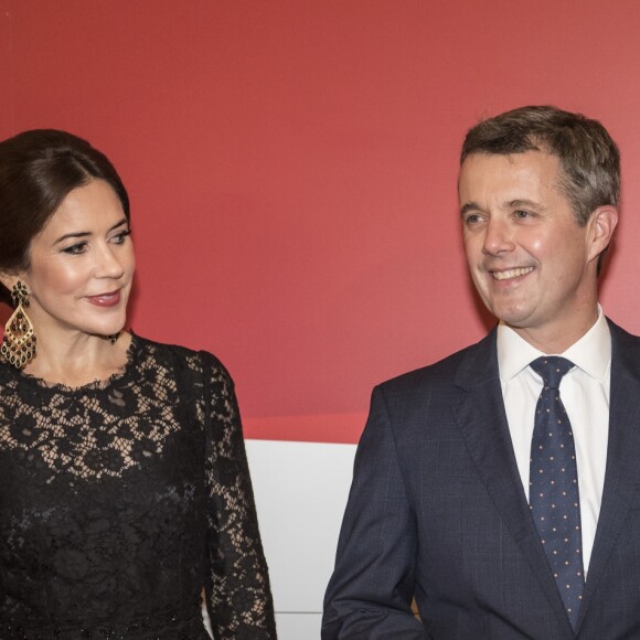 Le prince Frederik et la princesse Mary de Danemark ont pris part à l'hôtel Waldorf Astoria de Rome à un dîner officiel avec les 36 chefs d'entreprise qui les accompagnaient dans leur visite officielle à Rome, le 7 novembre 2018.