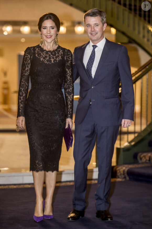 Le prince Frederik et la princesse Mary de Danemark ont pris part à l'hôtel Waldorf Astoria de Rome à un dîner officiel avec les 36 chefs d'entreprise qui les accompagnaient dans leur visite officielle à Rome, le 7 novembre 2018.