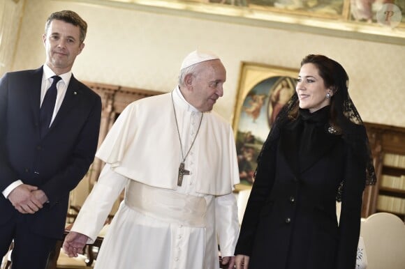 Le prince Frederik et la princesse Mary de Danemark ont été reçus en audience par le pape François au Vatican lors de leur visite officielle à Rome, le 8 novembre 2018