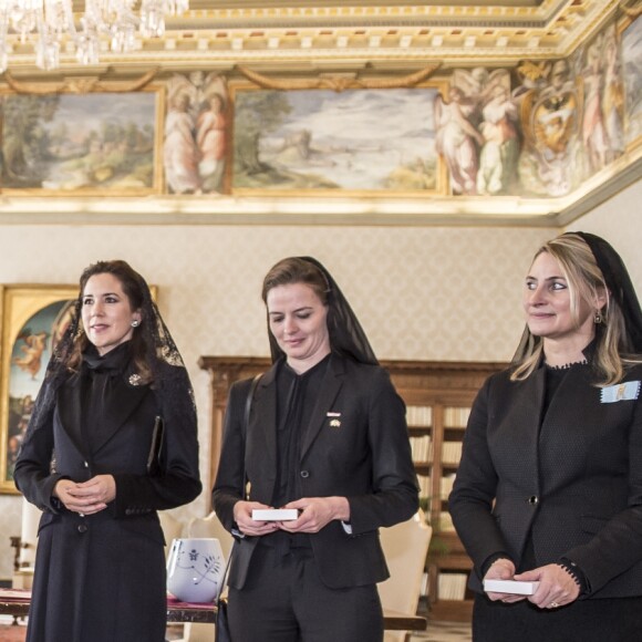 Le prince Frederik et la princesse Mary de Danemark ont été reçus en audience par le pape François au Vatican lors de leur visite officielle à Rome, le 8 novembre 2018