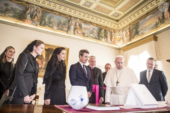 Le prince Frederik et la princesse Mary de Danemark ont été reçus en audience par le pape François au Vatican lors de leur visite officielle à Rome, le 8 novembre 2018