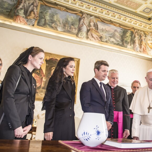 Le prince Frederik et la princesse Mary de Danemark ont été reçus en audience par le pape François au Vatican lors de leur visite officielle à Rome, le 8 novembre 2018