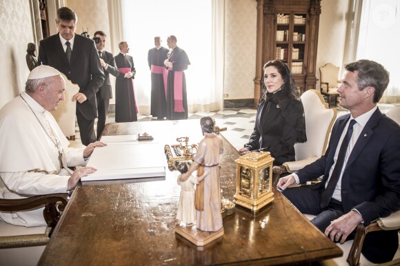 Le prince Frederik et la princesse Mary de Danemark ont été reçus en audience par le pape François au Vatican lors de leur visite officielle à Rome, le 8 novembre 2018