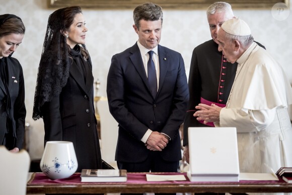 Le prince Frederik et la princesse Mary de Danemark ont été reçus en audience par le pape François au Vatican lors de leur visite officielle à Rome, le 8 novembre 2018