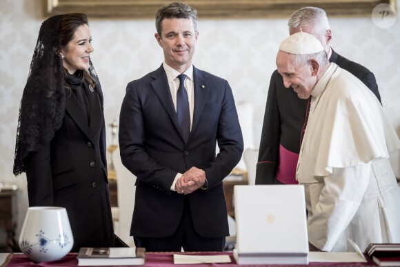 Le prince Frederik et la princesse Mary de Danemark ont été reçus en audience par le pape François au Vatican lors de leur visite officielle à Rome, le 8 novembre 2018