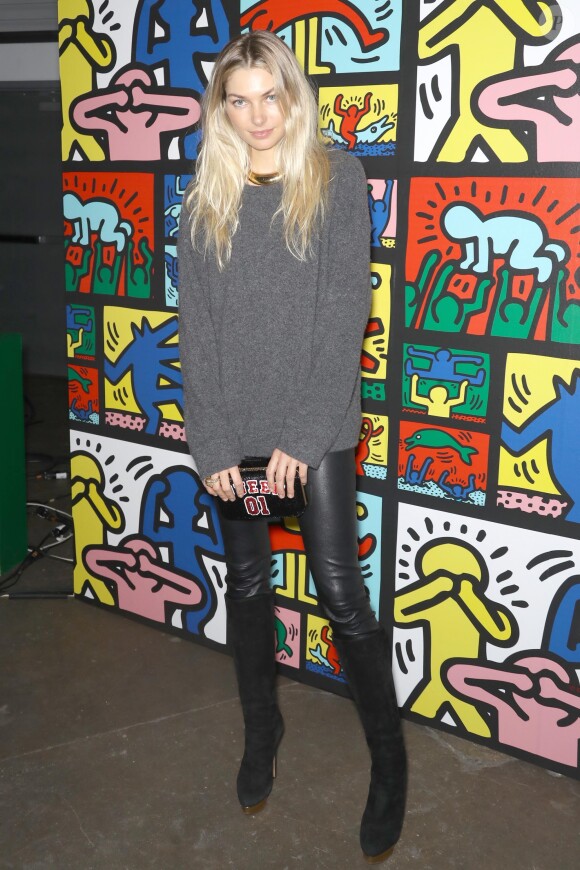 Jessica Hart assiste à la soirée de lancement de la collection Keith Haring x alice + olivia aux Highline Stages. New York, le 13 novembre 2018.