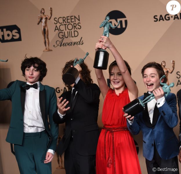 Millie Bobby Brown et toute l'équipe de Stranger Things - Photocall de la 23ème soirée annuelle Screen Actors Guild awards au Shrine auditorium à Los Angeles, le 29 janvier 2017 © Chris Delmas/Bestimage