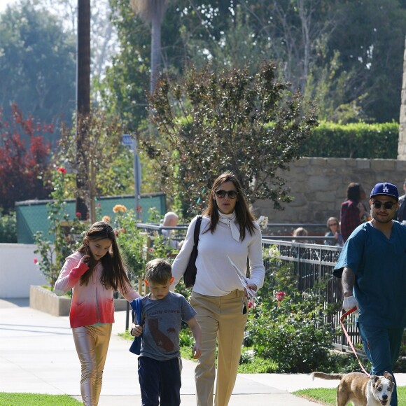 Jennifer Garner arrive avec ses enfants Violet, Seraphina et Samuel à la messe dominicale et discute avec un mystérieux inconnu à Santa Monica, le 11 novembre 2018