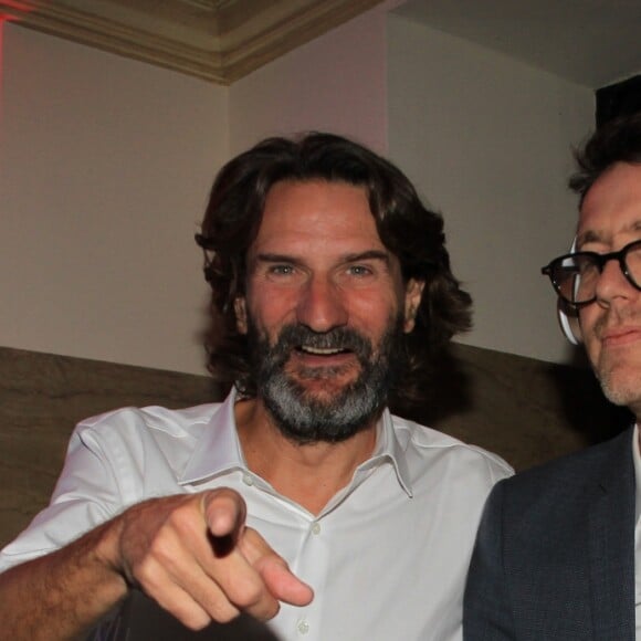 Frédéric Beigbeder, Raphaël Rupert et Greg Boust - Soirée de remise du prix de Flore à R. Rupert pour son livre "Anatomie de l'amant de ma femme" au café de Flore à Paris le 8 novembre 2018. © Philippe Baldini/Bestimage