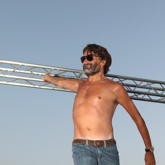 Exclusif - Frédéric Beigbeder, parrain du "Little Festival", boit la vodka à la bouteille, fume, ambiance et fait boire la foule puis se met torse nu et se jette dans le public ! Capbreton, le 1er août 2018.