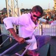 Exclusif - Frédéric Beigbeder, parrain du "Little Festival", boit la vodka à la bouteille, fume, ambiance et fait boire la foule puis se met torse nu et se jette dans le public ! Capbreton, le 1er août 2018.