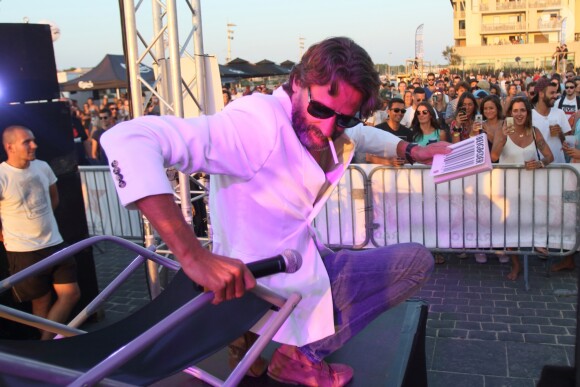 Exclusif - Frédéric Beigbeder, parrain du "Little Festival", boit la vodka à la bouteille, fume, ambiance et fait boire la foule puis se met torse nu et se jette dans le public ! Capbreton, le 1er août 2018.