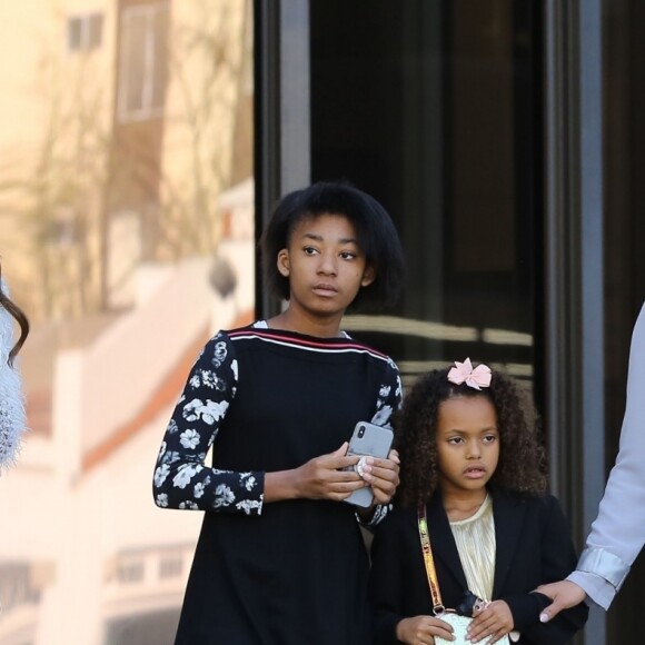 Exclusif - Mel B (Melanie Brown) emmène ses filles Angel et Madison à la messe dominicale à Beverly Hills. Son ami Gary Madatyan les accompagne. Le 18 novembre 2018