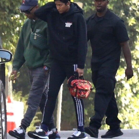 Pharrell Williams arrive chez son ami Puff Daddy pour assister à la cérémonie organisée en mémoire de son ex compagne Kim Porter décédée jeudi 15 novembre à son domicile de Toluca Lake, dans le comté de Los Angeles, le 18 novembre 2018