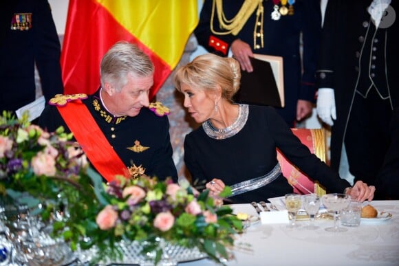 La Première Dame Brigitte Macron et le roi Philippe de Belgique pendant le banquet d'État au château de Laeken à Bruxelles, Belgique, le 19 novembre 2018, lors de la visite d'Etat du couple présidentiel en Belgique.