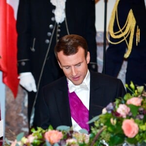 Le président de la République française Emmanuel Macron et la reine Mathilde de Belgique pendant le banquet d'État au château de Laeken à Bruxelles, Belgique, le 19 novembre 2018, lors de la visite d'Etat du couple présidentiel en Belgique.