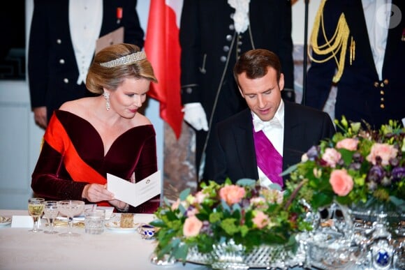 Le président de la République française Emmanuel Macron et la reine Mathilde de Belgique pendant le banquet d'État au château de Laeken à Bruxelles, Belgique, le 19 novembre 2018, lors de la visite d'Etat du couple présidentiel en Belgique.