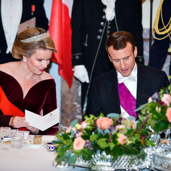 Le président de la République française Emmanuel Macron et la reine Mathilde de Belgique pendant le banquet d'État au château de Laeken à Bruxelles, Belgique, le 19 novembre 2018, lors de la visite d'Etat du couple présidentiel en Belgique.