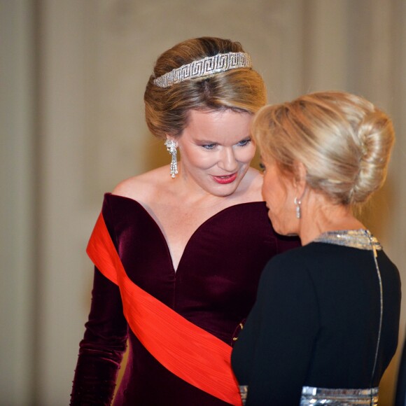 La Première Dame Brigitte Macron et la reine Mathilde de Belgique arrivent au banquet d'État au château de Laeken à Bruxelles, Belgique, le 19 novembre 2018, lors de la visite d'Etat du couple présidentiel en Belgique.
